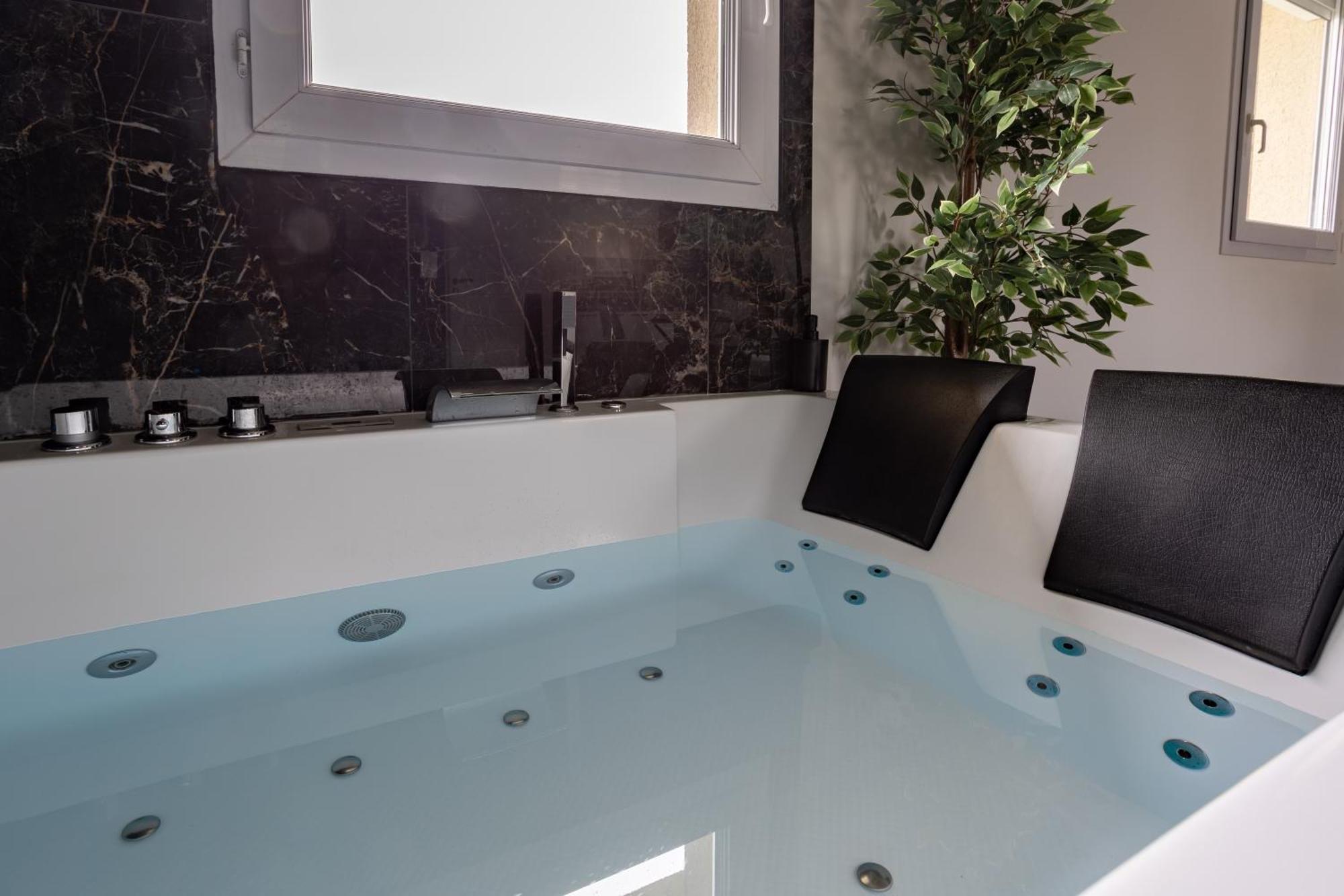 Evasion Romantique Avec Jacuzzi Savigny-le-Temple Exteriör bild
